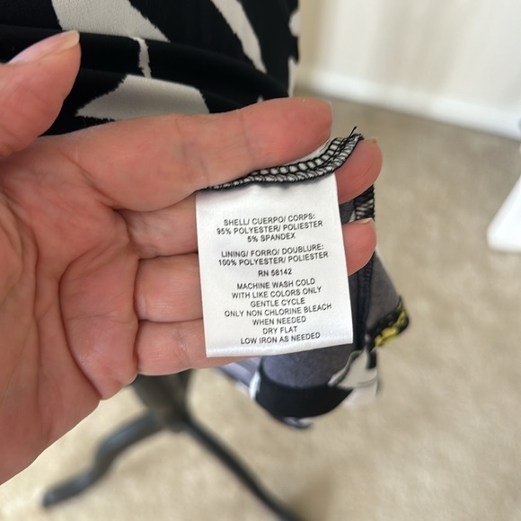 Adorable NWOT  London Times Black Daisy Dress Size 10 - Picture 8 of 9